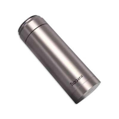 زجاجة مفرغة من التيتانيوم